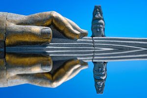 Die Hand des Buddha mit gespiegelter Perspektive