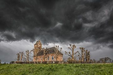 Het kerkje van Swichum met een opkomende  en laaghangende regenbui van Harrie Muis