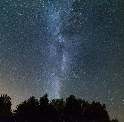 Heldere nacht boven het meer. Melkweg aan de hemel