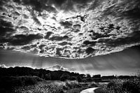 Paysage avec des rayons de soleil provenant d'une couverture nuageuse magnifiquement éclairée