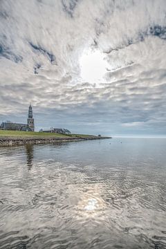 Kerktoren van Hindeloopen en het IJsselmeer op een rustige lentedag.