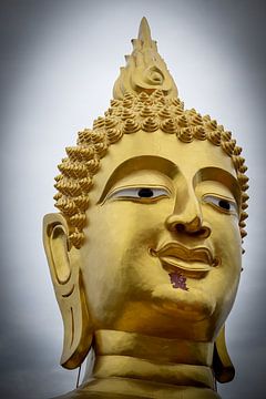 Das goldene Glühen des Buddha: Jomtien's Monument von Franklin Driessen