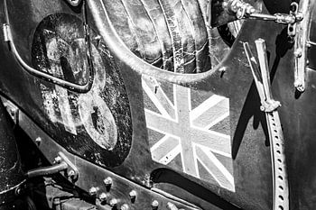 Britische Union-Jack-Flagge auf einem Bentley-Oldtimer