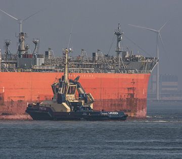 Sleepboot assisteert een tanker bij IJmuiden. van scheepskijkerhavenfotografie