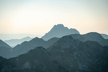 Silhouet van de bergen in de Allgäuer Alpen van Leo Schindzielorz