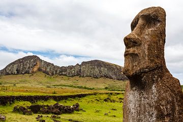 Moai standbeeld bij Ahu Tongariki met de Rano Raraku berg op de achtergrond, Paaseiland, Chili van WorldWidePhotoWeb