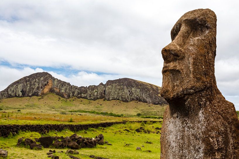 Moai-Statue am Ahu Tongariki mit dem Berg Rano Raraku im Hintergrund, Osterinsel, Chile von WorldWidePhotoWeb