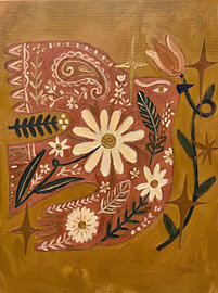Gemälde im Kunststil, das einen dekorativen, gemusterten Vogel zeigt, der mit Gänseblümchen und botanischen Motiven verziert ist, vor einem warmen senfgelben Hintergrund von HUGO