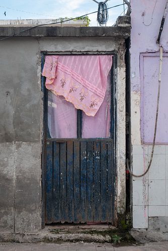 Deur met roze gordijn