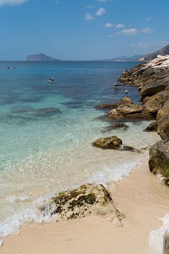 Turquoise zeewater en rotsen in Calpe 3 van Adriana Mueller