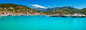 Panoramisch zeegezicht met jachten in de baai van Port de Soller, Mallorca, Middellandse Zee