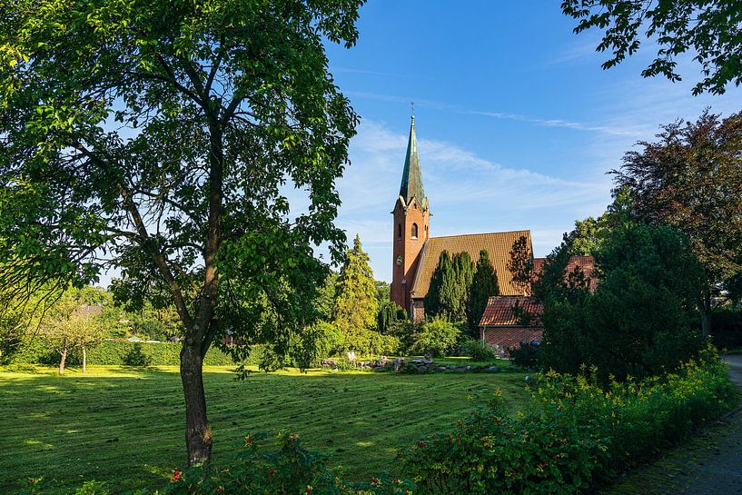 Blick auf die St.-Clemens-St.-Katharinen-Kirche in Seedorf am Sc von Rico Ködder