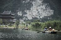 Vietnamesische Kaufleute in Booten mit Hintergrundtempel von Karel Ham Miniaturansicht