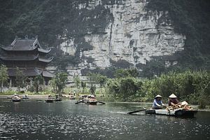 vietnamese kooplui in bootjes met op achtergrond tempel van Karel Ham