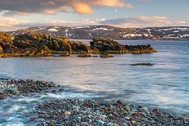 Felsenküste im Mitternachtslicht