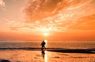 Spaziergang am Strand bei Sonnenuntergang von Angelique Rademakers Miniaturansicht