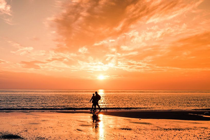 Spaziergang am Strand bei Sonnenuntergang von Angelique Rademakers