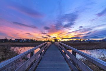 Kleurrijke zonsopgang bij de Bahlsenbrug van Teresa Bauer