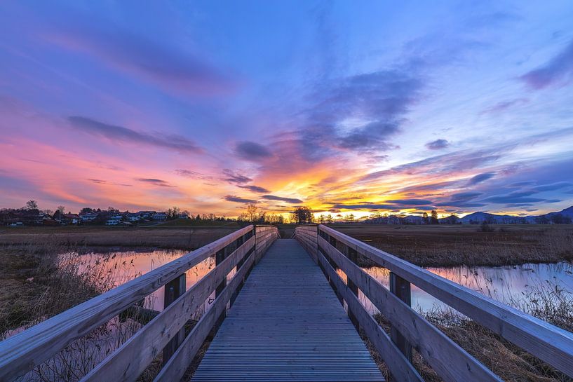 Kleurrijke zonsopgang bij de Bahlsenbrug van Teresa Bauer