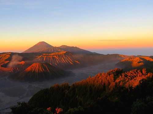 Spectaculaire zonsopgang bij de vulkaan Mount Bromo op Java