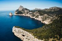 Entspannender Blick auf die Berglandschaft auf Mallorca in der Nähe von Pollença (Spanien)