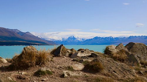 Mount Cook en Lake Pukaki: Scherptediepte met rotsachtige voorgrond