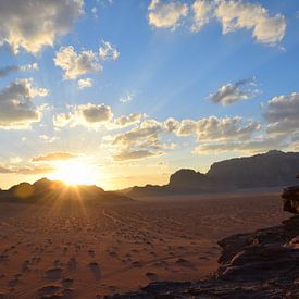 Zonsondergang in woestijn van Petra Kooiman