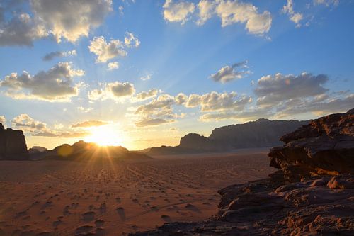 Zonsondergang in woestijn