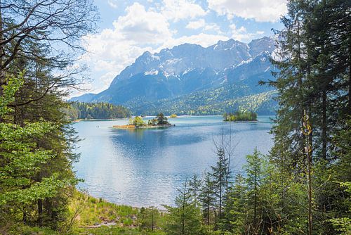 Beiers landschap, de Eibsee en de Zugspitze