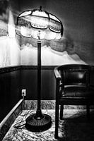 Oude lamp en stoel