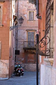 Motorroller in einer italienischen Straße.