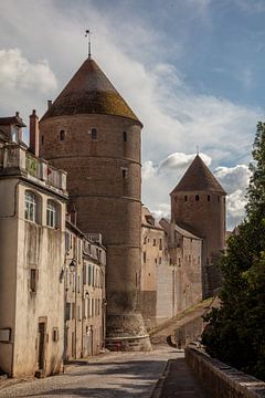 Stadtmauer und Türme Semur-en-Auxois, Frankreich von Joost Adriaanse