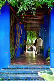 Schattiger blauer Spazierweg Marrakesch