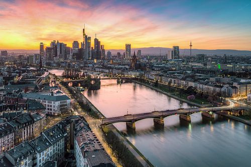 Frankfurt in de avond van Michael Valjak