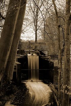 Een waterval in sepia