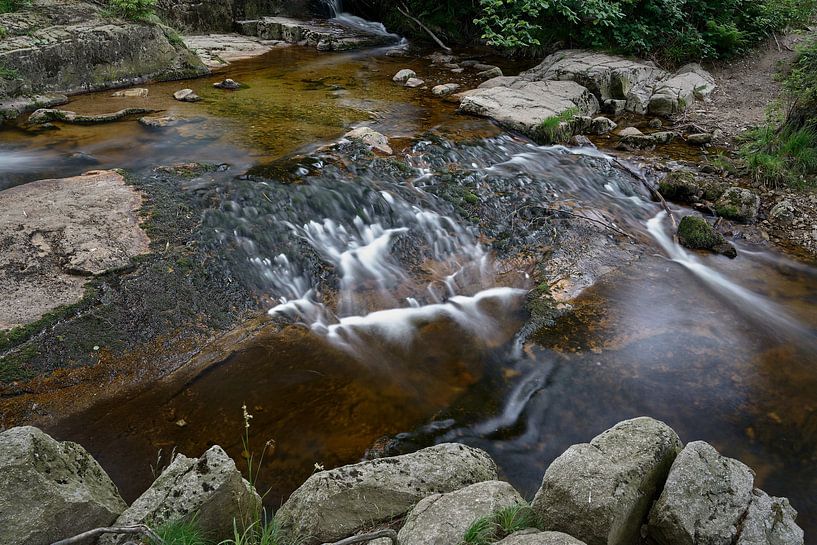 Der Fluss Ilse bei Ilsenburg am Fuße des Brocken im Nationalpark Harz von Heiko Kueverling