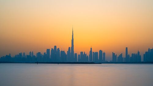 Ligne d'horizon du coucher de soleil de Dubaï