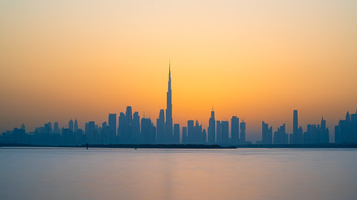 Silhouet van de skyline van Dubai na zonsondergang