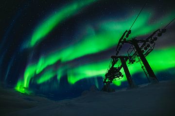 Kreisende Nordlichter über dem Skilift von Martijn Smeets