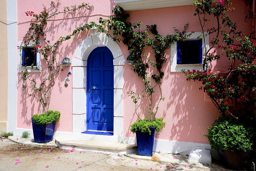 Blauwe deur in roze van Frank's Awesome Travels