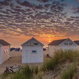 Strandhuisje met zonsondergang van Patrick Herzberg