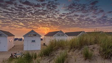 Strandhuisje met zonsondergang