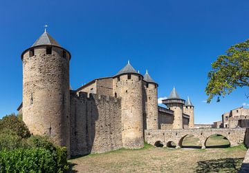 Kasteel Comtal in de oude stad Carcassonne in Frankrijk van Joost Adriaanse