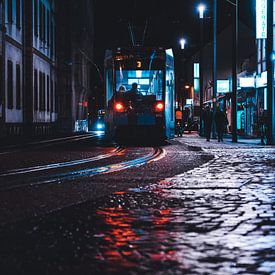 Straßenbahn bei Nacht von domiphotography
