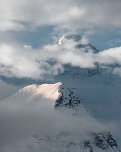Le mont Everest enveloppé de nuages sur Rudmer Hoekstra