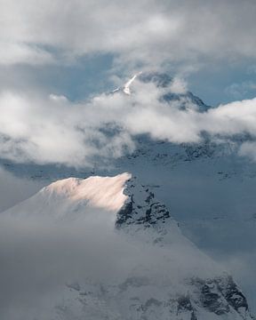 Mount Everest gehuld in Wolken van Rudmer Hoekstra