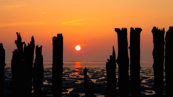 Romantik, untergehende Sonne in der goldenen Stunde