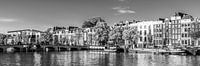 Panorama Magere Brug en woonboten in Amsterdam / zwart-wit van Werner Dieterich thumbnail