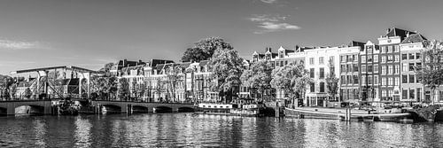 Panorama Magere Brug en woonboten in Amsterdam / zwart-wit van Werner Dieterich