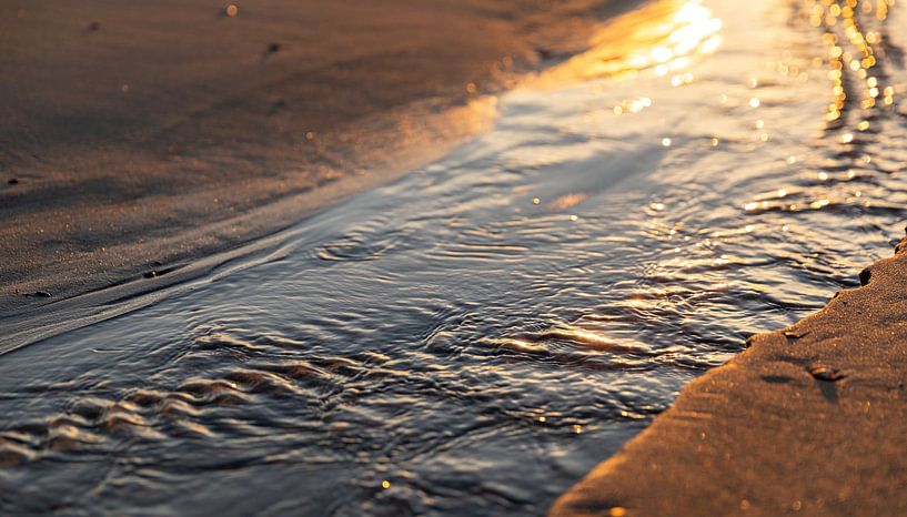 Close-up flowing seawater by Percy's fotografie